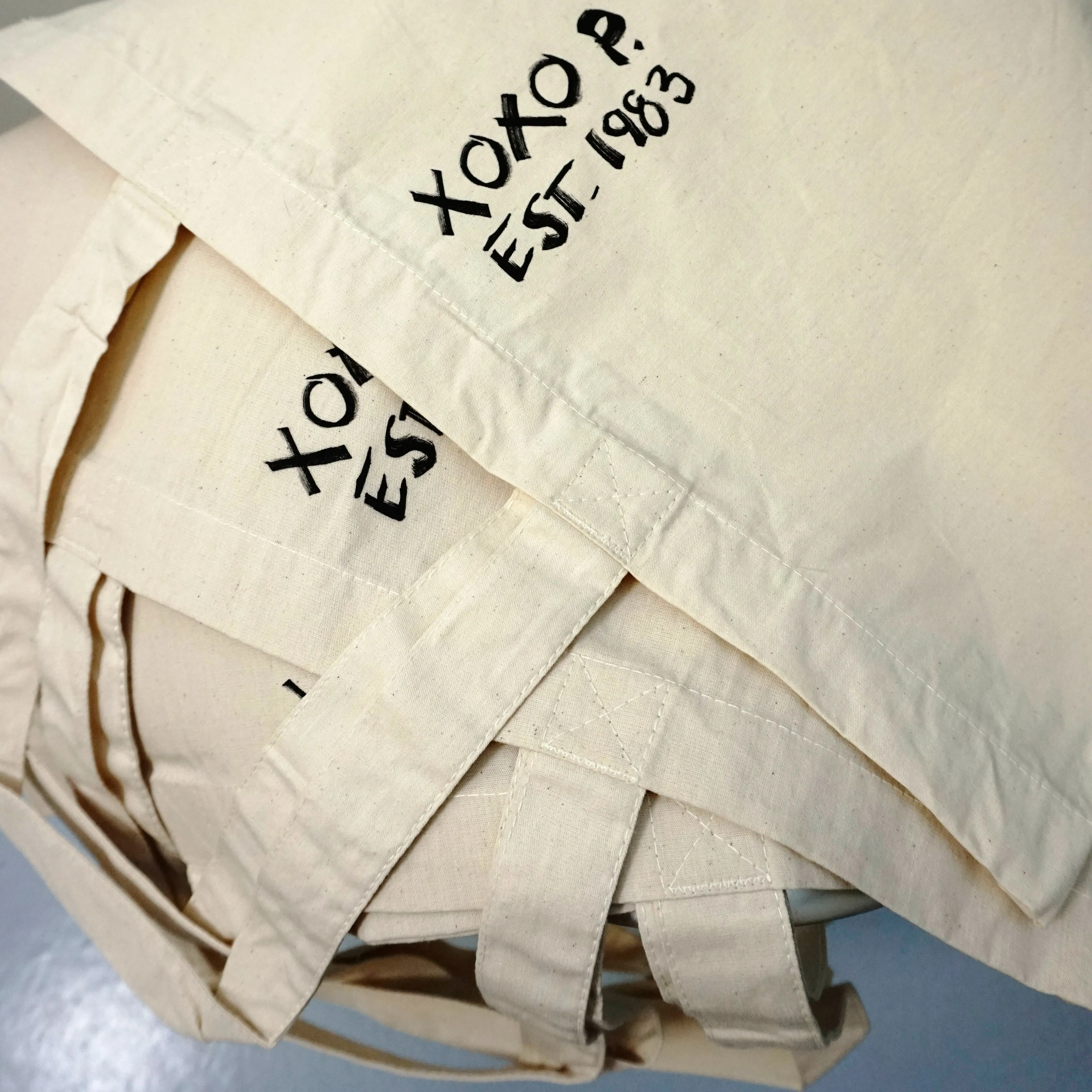 Fashion canvas tote-bag w/XOXO logo, beige