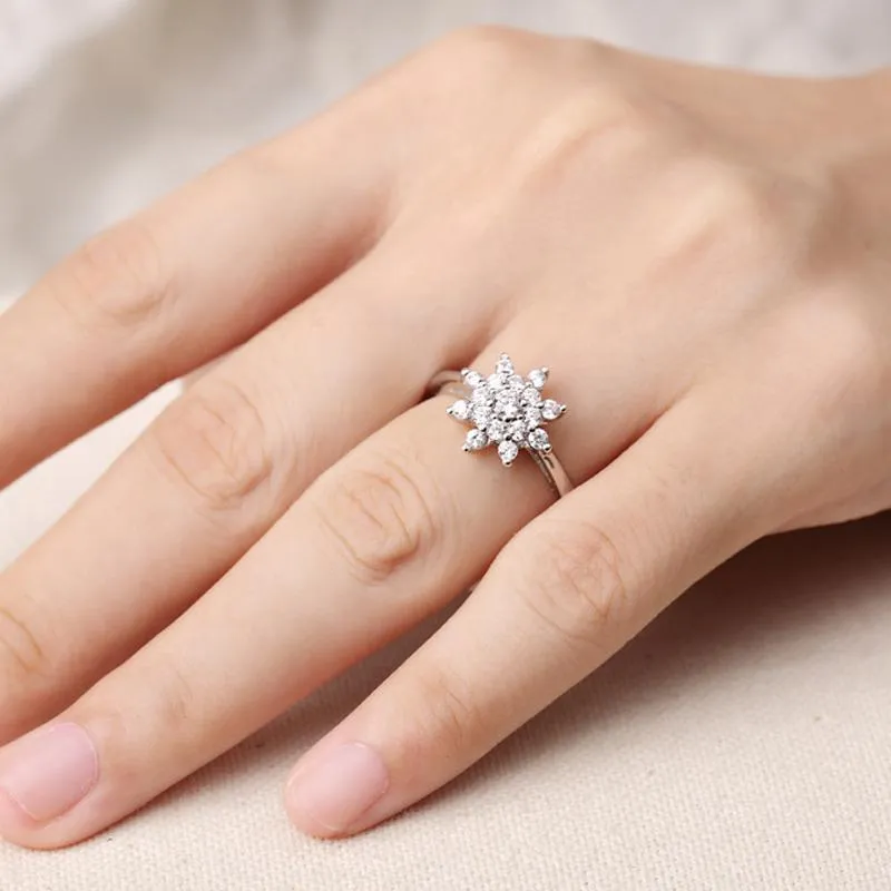 Simple Fashion Flower Shape Engagement Ring